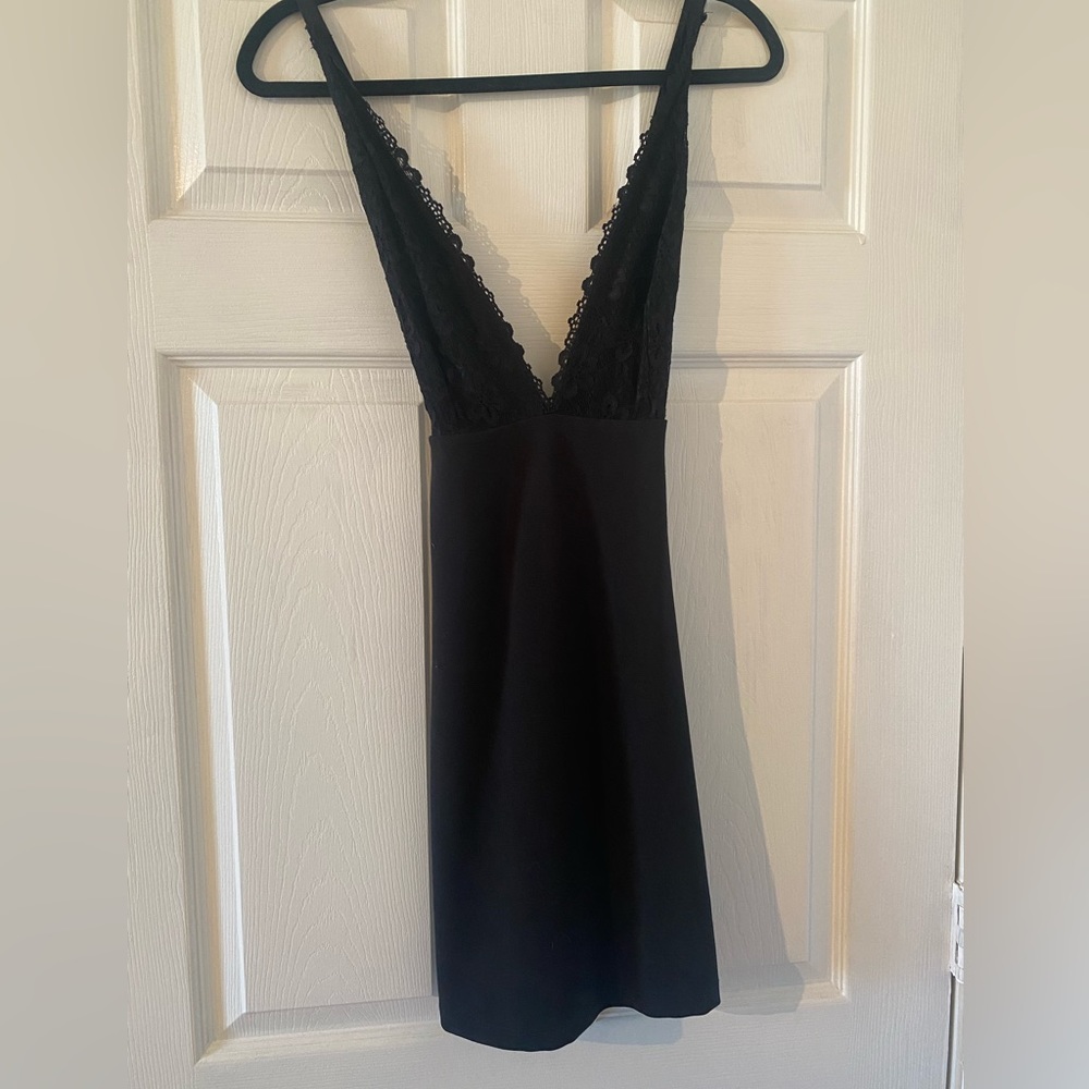 Solemio Los Angeles S deep v black mini dress with lace